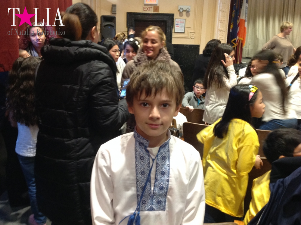 Сказали, что 5-е классы выступают в белом. Поэтому, мы решили показать нашу вышиванку!